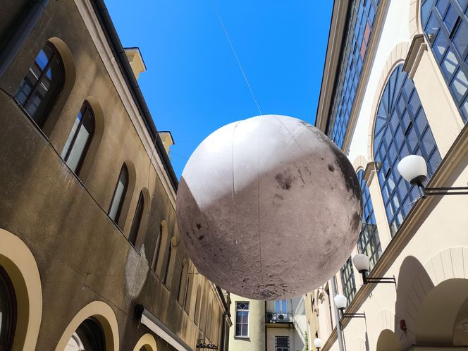 Tarnów ma swój Księżyc! Niezwykła instalacja pojawiła się w Pasażu Tertila