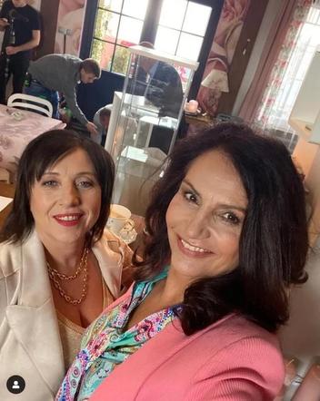 M jak miłość na planie. Aleksandra (Małgorzata Pieczyńska), Iwona Kryńska (Hanna Śleszyńska)