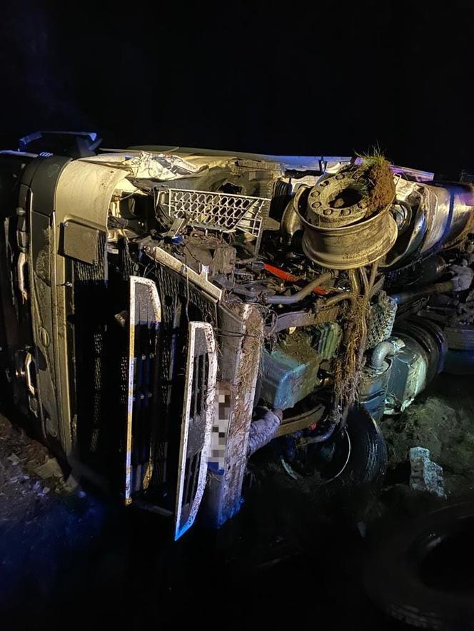 Śmiertelny wypadek na S10 w Toruniu. Tir zmiażdżył samochód. Jedna osoba nie żyje