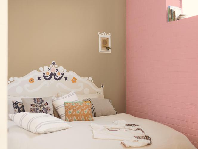 Beżowo - różowa sypialnia