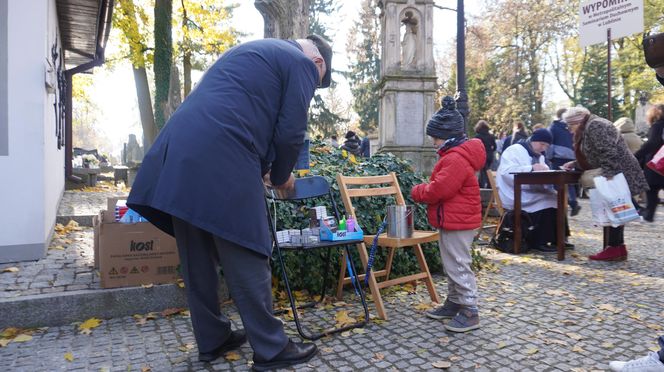 1 listopada na cmentarzu przy ul. Lipowej w Lublinie. Mieszkańcy odwiedzają groby swoich bliskich