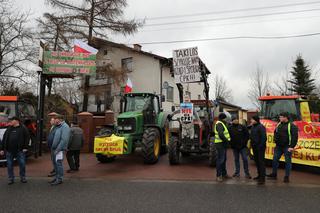 Awantura o lokalizację CPK. Mieszkańcy przyszli z kupą gnoju i jajkami 