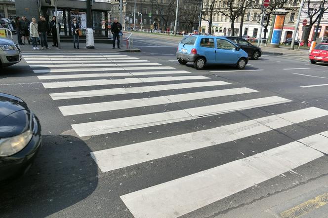 Zakaz korzystania z telefonu na przejściu dla pieszych. Sejm uchwalił nowelizację prawa o ruchu drogowym 