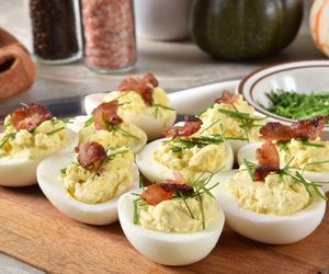 Jajka faszerowane boczkiem – smak, który powala! Teściowa poprosi o dokładkę!