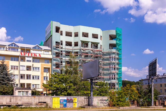 Rozbiórka zielonego biurowca z lat 90. na Ursynowie