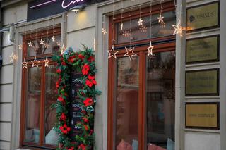 Witryny sklepów i restauracji w Lublinie przystroiły się na święta. Tak kuszą przechodniów!