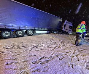 Wypadki na drogach po intensywnych opadach śniegi