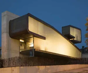 Miedziany dom w Madrycie: miedź na elewacji, dachu i we wnętrzach. Clip House 