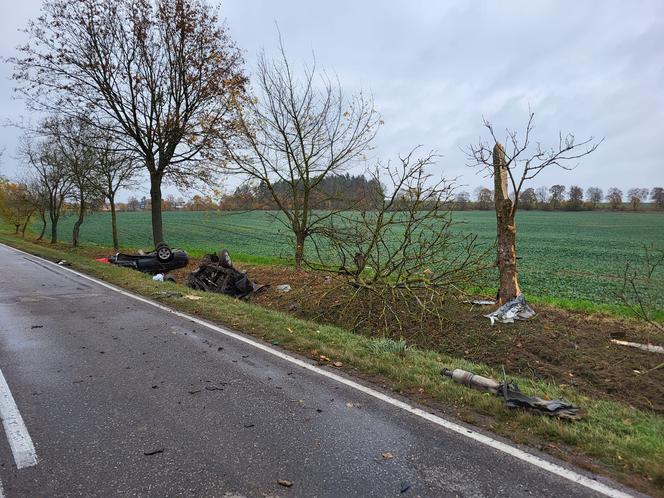 Koszmarny wypadek między Giżyckiem a Orzyszem. Auto rozerwało się na pół. Nie żyje kierowca [ZDJĘCIA]