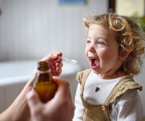 Tego nie rób, gdy podajesz dziecku leki. Jest duża szansa, że nie zadziałają jak trzeba