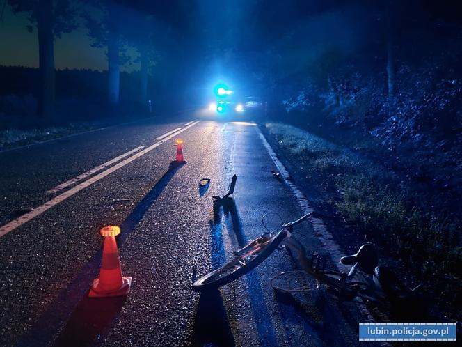 BMW zmiotło rowerzystę z drogi. Cyklista jechał w  nocy beż żadnych świateł