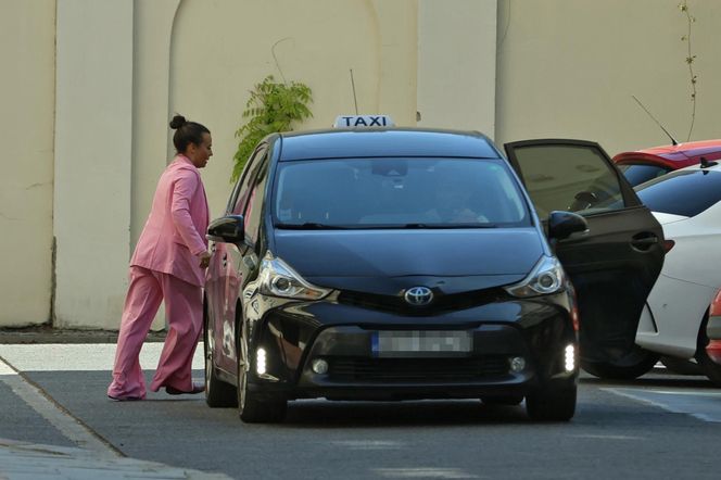 Anna Mucha z rodziną na lotnisku