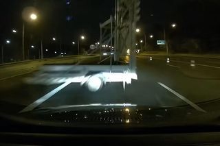 Wypadek na autostradzie A4. Samochód zderzył się z nieoświetloną przyczepką