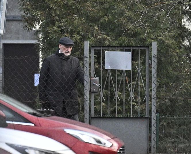 Antoni Macierewicz przesiadł się do taksówki 