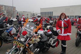 MotoMikołaje pod halą EXPO tuż przed wyruszeniem w trasę po mieście. Cel? Uniwersytecki Szpital Dziecięcy. Kraków 8.12.2024 r.