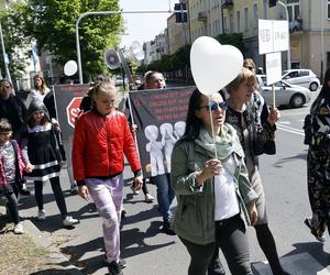 Marsz dla Kamilka w Częstochowie. Uczestnicy przeszli m.in. obok szkoły chłopca