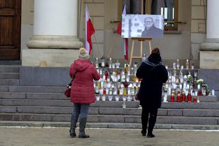 Lublin: Flaga miasta opuszczona do połowy masztu. W południe wybrzmiała „Cisza” [WIDEO, ZDJĘCIA, AUDIO]