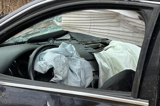 Totalna masakra w Dobrej Woli. Po uderzeniu w drzewo auto złamało się w pół. Kierowca miał dużo szczęścia