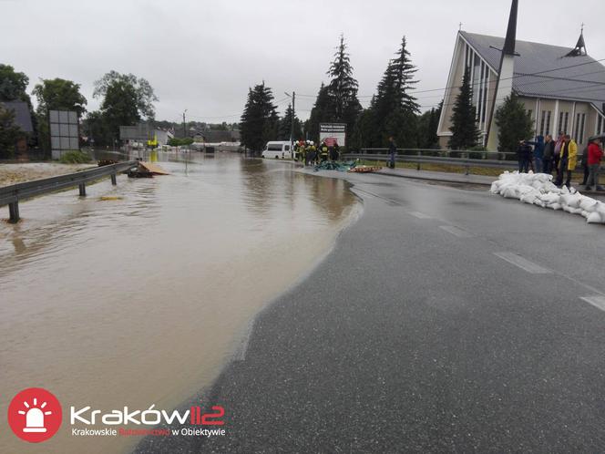 Małopolska: alarmy przeciwpowodziowe, podtopienia, nieprzejezdne drogi