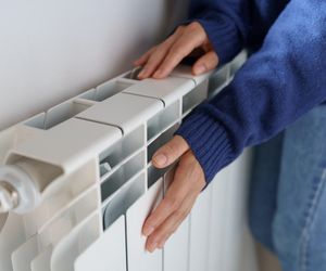 Zrób to latem, a jesienią sobie podziękujesz! Ważny zabieg z kaloryferem, dzięki któremu Twój grzejnik będzie prawidłowo działać