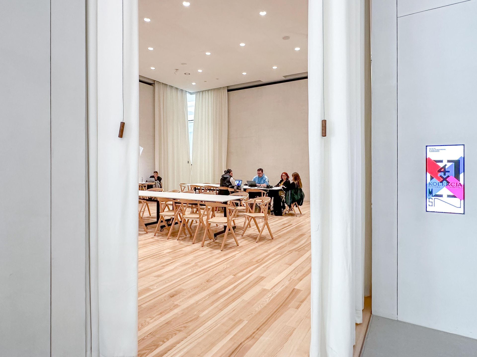 Czy przestrzenie na parterze MSN spełniają funkcje publiczne?