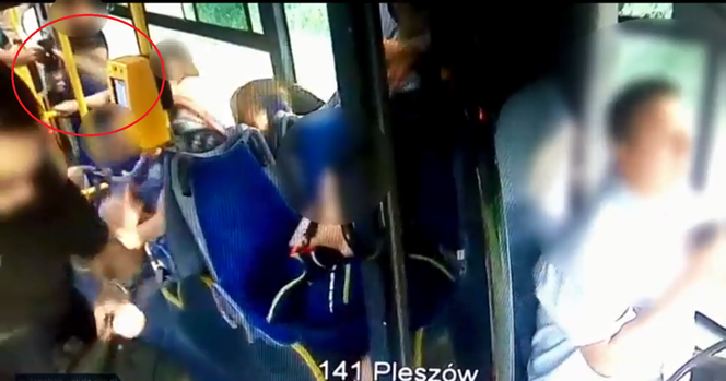 Kraków: Brutalny napad i atak maczetą w autobusie