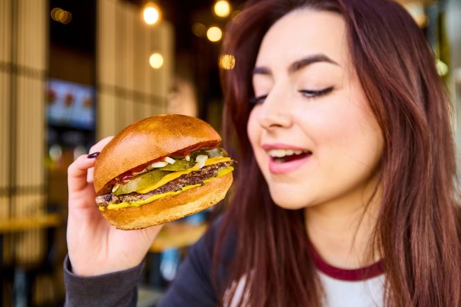 Pasibus szykuje ucztę w Alei Bielany: 100 burgerów gratis i specjalne promocje!