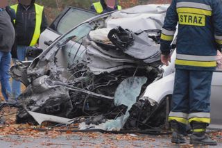 Po uderzeniu w drzewo, z auta wypadł silnik. Kierowca nie miał szans. Zginął na miejscu