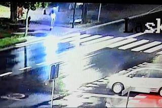 Zduńska Wola. 12-latka na hulajnodze potrącona na przejściu. W momencie wypadku nie miał kasku [ZDJĘCIA].