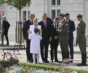 Przejście do Pałacu Prezydenckiego. Pierwsza dama się przebrała 