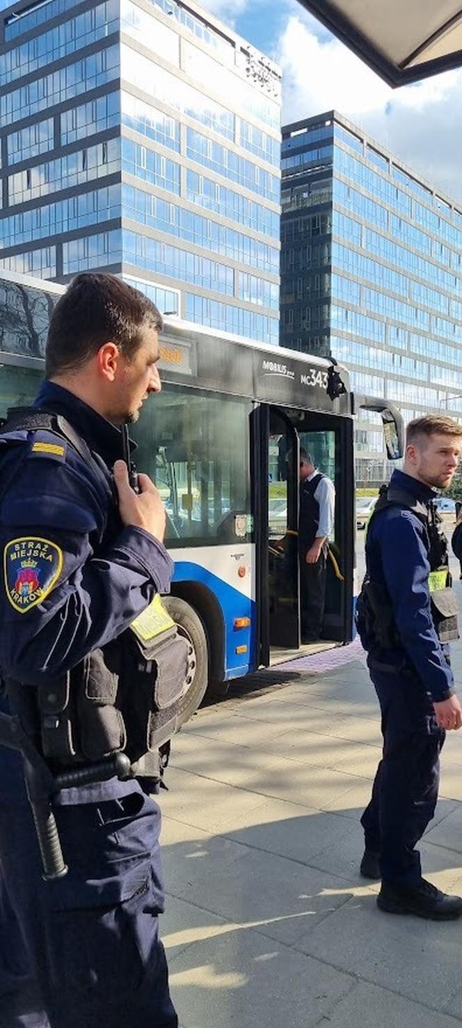 Kraków. Młodzi mężczyźni urządzili libację w autobusie. Pasażerowie przeżyli koszmar
