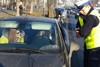 Policjanci z krakowskiej drogówki rozdają dziś upominki kobietom!