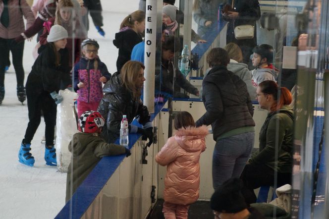 Ferie zimowe na Torbydzie w Bydgoszczy. Lodowisko pęka w szwach