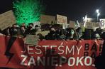 Uczestnnicy maszerują przez Krakowskie Przedmieście w kierunku CSK