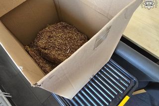 Będzin: 61-latek z Siewierza wpadł z nielegalnym towarem. Skarb Państwa stratny na ćwierć miliona złotych