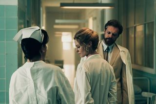 Czarna śmierć. Weronika Przybysz (Anna Karczmarczyk), dr Jakub Wojtasik (Piotr Pacek)