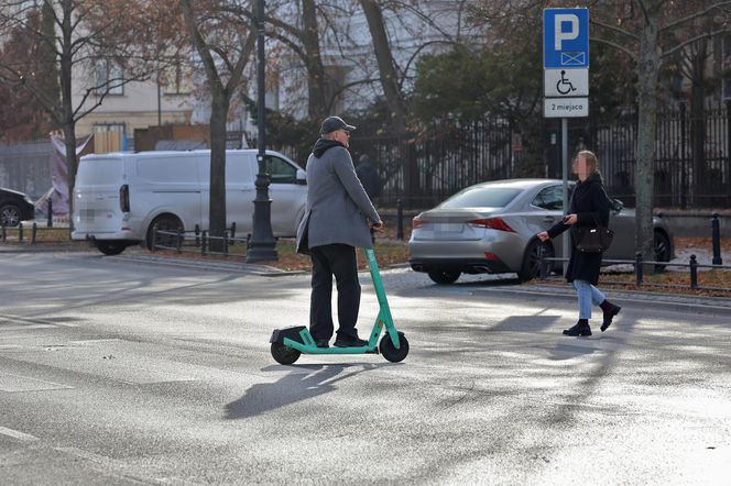 Krzysztof Ibisz z rodziną na spacerze