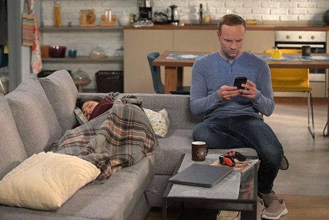 Pierwsza miłość, odcinek 4022: Kinga (Aleksandra Zienkiewicz),  Janek (Maciej Mikołajczyk)