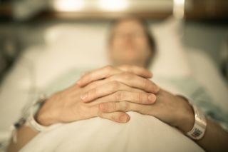 Jak poznać, że kres jest bliski? Czasami umierający jest bardziej zdrowy niż ktoś przewlekle chory