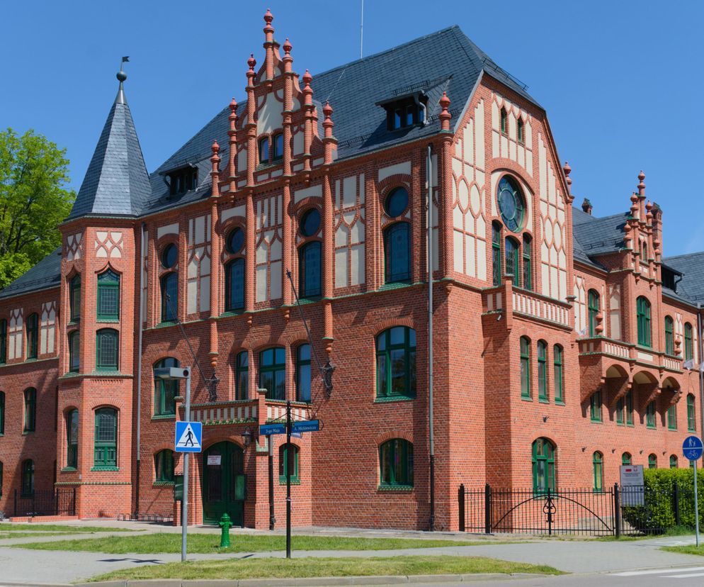 Przez witraże wlewał się deszcz, cegły odpadały. Teraz zabytek odzyskał piękno
