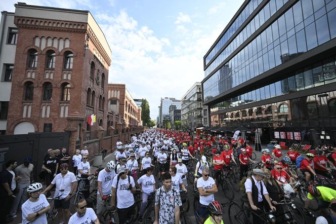 Biało-czerwonym peletonem rowerzyści uczcili Powstanie Warszawskie 