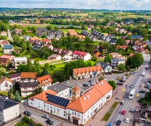 Największa wieś w Małopolsce leży w malowniczym miejscu. Ma więcej mieszkańców, niż niejedno miasto 