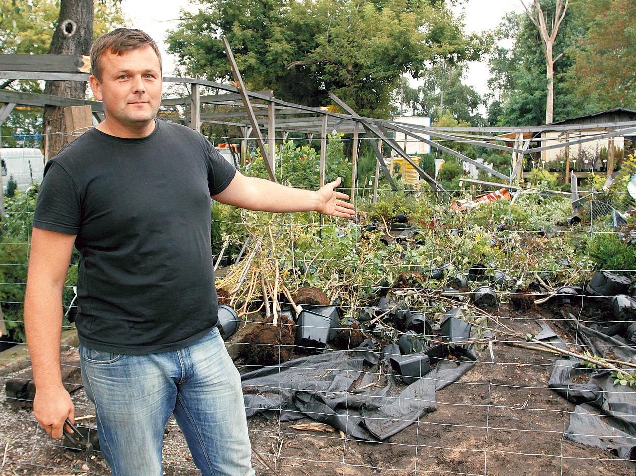 Ciężarówka wjechała w sklep ogrodniczy