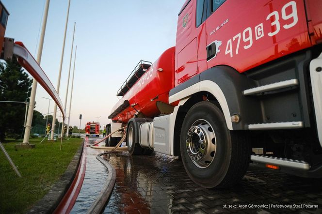 Pożar akumulatorowni na poddaszu zakładu przetwórstwa drobiu w Kawle