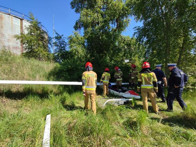 Awaryjne lądowanie szybowca w Białymstoku. Pilot zabrany do szpitala [ZDJĘCIA]
