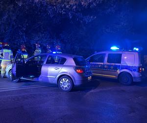 Szaleńczy pościg ulicami Warszawy. Rozbity na drzewie samochód, w środku dwóch pijanych i 15-latka