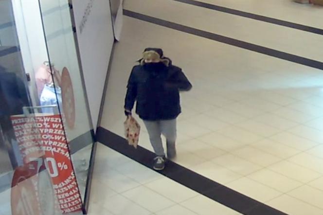 Lublin: Zakrył twarz i okradł sklep w galerii handlowej. Rozpoznajecie go? [WIDEO]