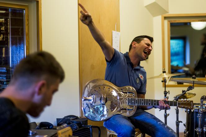 Dalszy ciąg ciekawej zimy w Hard Rock Pub Pameli. Gutek, Sidney Polak i inni...