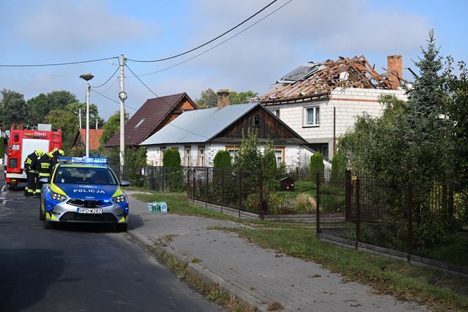 Zniszczony przez drona dach budynku mieszkalnego w miejscowości Wyryki