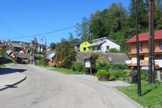 To jedna z najmniejszych małopolskich wsi. Kiedyś król Polski podarował ją biskupowi z Krakowa 